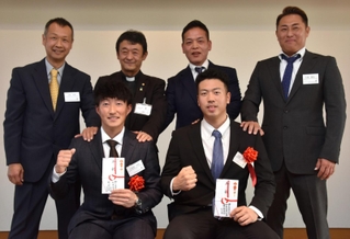 盗塁王に輝いた小深田（前列左）とＤｅＮＡ入りが決まった松本（同右）を祝福する神戸国際大付高のＯＢら＝神戸市中央区