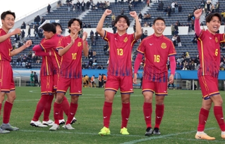 前橋育英に快勝し、スタンドの声援に応える神戸弘陵イレブン＝ニッパツ三ツ沢球技場（撮影・笠原次郎）
