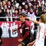 フォア・ザ・チームの精神で得点を狙う神戸の大迫＝11月25日、ノエビアスタジアム神戸