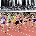 一斉にスタートする女子１区の選手たち＝３日午前、田辺スポーツパーク陸上競技場