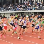 勢いよくスタートする男子の選手たち＝和歌山県田辺市の田辺スポーツパーク陸上競技場