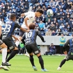 Ｇ大阪-神戸　前半、コーナーキックからヘディングをする神戸の山川（中央）＝撮影・風斗雅博