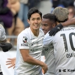 Ｇ大阪-神戸　後半、ジェアンパトリッキ（右から２人目）のシュートで先制し、喜ぶ神戸の選手たち＝撮影・風斗雅博