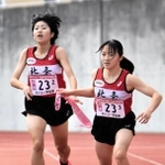 女子・北条　２区南朱音（左）からたすきを受けて駆け出す３区住田乙姫