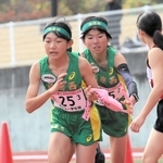 女子・飾磨西　３区和田心奈（左）が２区三好七世からたすきを受けて走り出す