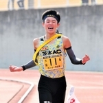 初優勝のフィニッシュテープを切る男子・茨木ＡＣのアンカー宮崎空