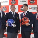 甲子園ボウルを前に会見に臨んだ（左から）関学大の大村和輝監督、海崎琢主将、法大の滝沢叡主将、富永一ヘッドコーチ