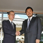 調印後に握手をかわす中野晴雄・ヴィッセル神戸社長（左）と三木谷浩史クリムゾングループ代表取締役社長＝２００４年１月１４日、神戸ウイングスタジアム