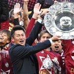 初優勝を決め、シャーレを掲げる吉田孝行監督＝１１月２５日、ノエビアスタジアム神戸