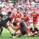 大勢の観客が見守る中、熱戦を繰り広げる神戸と三重の選手たち＝９日午後、神戸市兵庫区御崎町１、ノエビアスタジアム神戸（撮影・中西幸大）