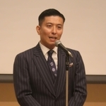 引退セレモニーで恩師や家族への感謝を述べる寺内健さん＝尼崎市内のホテル