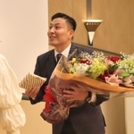 引退セレモニーで花束と記念品を受け取る寺内健さん＝尼崎市内のホテル