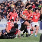 サンウルブズの一員として試合で突進する具智元（中央）＝ミクニワールドスタジアム北九州（Ｃ）ＪＳＲＡ　ｐｈｏｔｏ　ｂｙ　Ｈ．Ｎａｇａｏｋａ