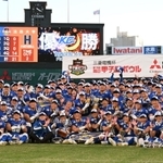 史上初の６連覇を果たし、喜ぶ関学大の選手ら＝17日午後、西宮市の甲子園球場（撮影・斎藤雅志）