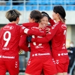 ＩＮＡＣ神戸－ＡＳハリマ　後半３６分、勝ち越し点を奪った成宮（奥中央）を祝うＩＮＡＣ神戸イレブン