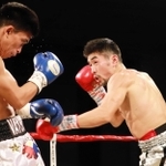 ２回、パンチを繰り出す山中竜也（右）