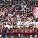 優勝を祝い、神戸の選手たちとともに「神戸賛歌」を歌うサポーター＝１１月２５日午後、神戸市兵庫区、ノエビアスタジアム神戸