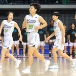 女子１回戦・三田松聖-山形中央　初戦を突破し、喜ぶ三田松聖の選手たち