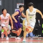 女子１回戦・三田松聖-山形中央　第３クオーター、リバウンドから攻め込む三田松聖の崔（右）