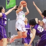 女子１回戦・三田松聖-山形中央　第４クオーター、シュートを放つ三田松聖の東奈（７）