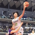 女子１回戦・三田松聖-山形中央　第２クオーター、シュートを狙う三田松聖の渡部（17）
