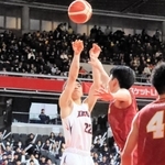 男子１回戦・育英-九州学院　第４クオーター、シュートを放つ育英の馬場（22）