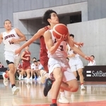 男子１回戦・育英-九州学院　第１クオーター、シュートを放つ育英の竹本（中央）