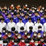 開会式で紹介を受ける須磨学園の女子と男子の選手ら（中央）