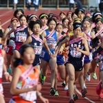 スタートする女子・須磨学園の１区池野絵莉（中央）＝24日午前、京都市のたけびしスタジアム京都（撮影・笠原次郎）