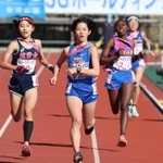 ６位でフィニッシュする須磨学園のアンカー黒田奈那（中央）＝２４日、京都市のたけびしスタジアム京都（撮影・笠原次郎）