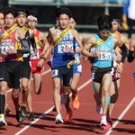 スタートする男子・須磨学園１区の折田壮太（中央）＝２４日、京都市のたけびしスタジアム京都（撮影・笠原次郎）