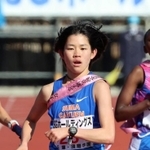 順位を二つ押し上げ６位でフィニッシュする女子・須磨学園のアンカー黒田奈那＝２４日、京都市のたけびしスタジアム京都（撮影・笠原次郎）