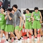 女子２回戦・京都両洋-三田松聖　敗退し、肩を落とす三田松聖の選手ら