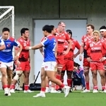神戸-ＢＬ東京　前半２８分、ＢＬ東京のフリゼルにトライを許し、腰に手をあてる神戸のレタリックら＝神戸市兵庫区、ノエビアスタジアム神戸（撮影・中西幸大）