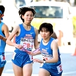 女子・須磨学園の３区生田翠（左）から４区種知里へのたすきリレー（撮影・風斗雅博）