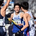 男子・須磨学園の１区折田壮太（中央）が２区藤岡孝太郎（右）にトップでたすきを渡す（撮影・風斗雅博）