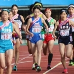 スタートダッシュを試みる須磨学園の１区池野絵莉選手（中央）＝２４日、京都市のたけびしスタジアム京都（撮影・笠原次郎）