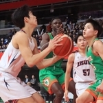 男子２回戦・育英-別府溝部学園　第３クオーター、シュートを狙う育英の竹本（左）