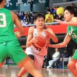 男子２回戦・育英-別府溝部学園　第４クオーター、攻め込む育英の三井（中央）