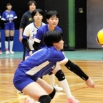 女子予選リーグ・福井-兵庫　第２セット、レシーブする兵庫の選手＝エディオンアリーナ大阪