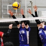 女子予選リーグ・福井-兵庫　第１セット、懸命にブロックする兵庫の選手たち＝エディオンアリーナ大阪