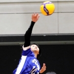 女子予選リーグ・福井-兵庫　第２セット、スパイクを打つ兵庫の鼻町＝エディオンアリーナ大阪
