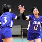 女子予選リーグ・福井-兵庫　第２セット、ポイントを奪い、感情をむき出しにする兵庫の藤本（右）＝エディオンアリーナ大阪
