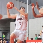男子３回戦・育英-美濃加茂　第２クオーター、シュートを狙う育英の堀川（中央）