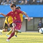 仙台育英-神戸弘陵　後半終了間際、ＰＫでチーム４点目を挙げた神戸弘陵・北藤（撮影・中西幸大）