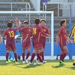 仙台育英に快勝し、喜ぶ神戸弘陵の選手ら（撮影・中西幸大）
