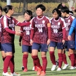 ＰＫ戦の末に敗れて悔しがる姫路女学院の選手たち＝みきぼうパークひょうご