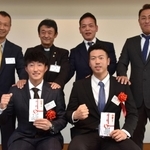 盗塁王に輝いた小深田（前列左）とＤｅＮＡ入りが決まった松本（同右）を祝福する神戸国際大付高のＯＢら＝神戸市中央区
