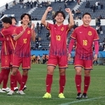 前橋育英に快勝し、スタンドの声援に応える神戸弘陵イレブン＝ニッパツ三ツ沢球技場（撮影・笠原次郎）