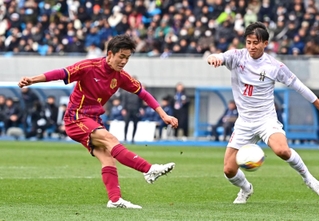 神村学園-神戸弘陵　前半、シュートを放つ神戸弘陵の木津（撮影・中西幸大）